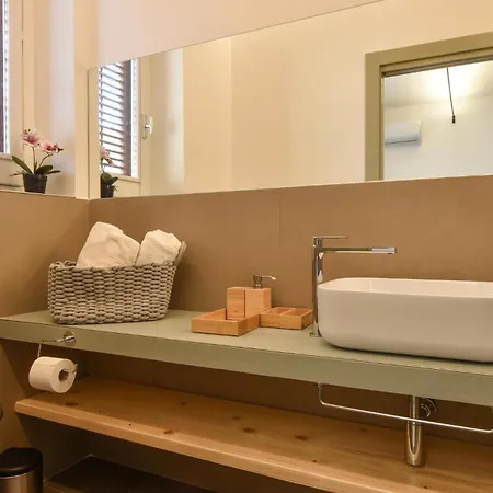 5 Bedroom Stunning In Appartement *