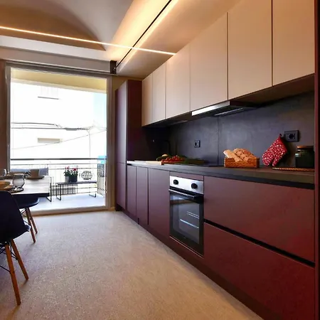 5 Bedroom Stunning In Appartement *